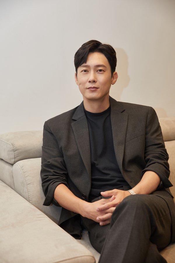 I read the script for the first time in August last year and finished shooting in June this year, so I lived in Kang Yoon-gum for about 10 months.I have not stopped working on various works in the meantime, but it is the first time I have focused on this work for nearly a year.Usually, when I was immersed in filming, I felt a little bit more relaxed when the shooting was finished, but this time it was different.I think the same is true of other Actors. I texted and exchanged with Yoo Sun after the end of Eve.Yoo Sun has not yet left a person named Han Sora. Goyo. Actor life for 24 to 25 years.It was a work that I was immersed and focused a lot from the first to the last (16 times). Eve is a 13-year design, the most intense and deadly melodrama of a woman who has been living her life.Kang Yoon-kyum, who is divided by Byeong-eun Park in the play, is the chief executive of the LY group, the number one business group, and has been faithful to family and work without a single scandal with thorough self-management.But after meeting Lee, Sean Gelael (Seo Ye-ji), he falls in love with her. He lives with inner pain as a tycoon (out-of-wedlock).At first glance, it is a character setting that is common in many works. But the beginning of the Byeong-eun Park was different.Kang Yun-gyeom throws everything away for love, and I dont think I would, but he doesnt, and theres a romance and a desire to give up and put everything down for love.Feeling, who wants to go through with it. This is why I chose Eve. I was compassionate about Kang Yoon-gum when I saw the script.Im more than sympathetic to the idea that I have any character. Thats what Kang Yoon-gyeom looked like.Actor works on three-dimensionally shaping himself and other people, so its important how much you feel about character Feeling.Theres a different range of concentrations and expressions. Youre not compassionate about the character, youre not.The character that delivers the deep compassionate Feeling changes that depth. The compassion I felt for Kang Yoon-gum is loneliness.When I shoot, I am happy and busy, but when I get out of the filming scene, it becomes empty. So I enjoy fishing alone.I think the loneliness I feel is like the loneliness that Kang Yoon-gum feels, so I think I think Kang Yoon-gum is compassionate and affectionate. There are scenes where Kang Yun-gyeom suspects this Sean Gelael several times, and if he wanted to know who this Sean Gelael was, he would have known.I think its because I wanted it not to be. Feeling like, No, no, no, no, no. In the second half, they know that they approached themselves for rEvege, and they are angry and struggle.But I cant let go of this Sean Gelael, and I think hes just been fooled into pretending not to know it like a hogu.The first person to give her heart was Sean Gelael. She was afraid to leave.I think Ive given her a heart by the side of this Sean Gelael with the idea of no.Byeong-eun Park chose the work because of the character. However, Eve is a return to Seo Ye-ji.The popular reaction given by the name of Seo Ye-ji was cold, and there is no way that Byeong-eun Park does not know.Seo Ye-ji was cast before me, but when I go to the shooting scene, I dont see any part of it directed at Seo Ye-ji.I see only the parts we need to focus on and film on the character right now. This is the biggest problem for me.If I was a person who was concerned and conscious about the external problems of the work, I would not have chosen Eve.Fortunately, Seo Ye-ji and I had a good breath. The script was a hive. Goyo.Actually, the sum is the best. I think its a very grateful Acting partner. Feeling is Feeling, but the Acting sum is huge.I mean every Acting. You do it like you do in a voice or a back. Show me the best Acting.Im tired and tired, but when the shooting starts, I can not play the best, so I can not play. I learned a lot.I thought if I could do the same for another Actor as you did for that Actor Acting, Im glad to see and know a good Actor.I knew from the script that there was an affair. So I didnt feel any rejection. Im grateful to the director.She drew Conti correctly for the Bedsin girl, and she communicated a lot in advance, and there was no embarrassing and embarrassing situation.I was able to shoot exactly what I needed to do with Conti, and I really appreciate the director for your consideration.After leaving the success or failure of his work, Byeong-eun Park is called middle-aged sexy through Eve. He is known to ladies in their mid-40s and older as Wannabe.Byeong-eun Park is also ashamed, Eve though he realizes his popularity.She says shes going to the Cultural Center and they tell me about me. I like it. I like it.Some of them ask for autographs. Im surprised and grateful. Goyo, just dont get swayed. Im not pushing the sexy icon of middle age.(Laughing) In fact, I did my best to make my body because I had exposure scenes, but I did not have enough. I stopped PT twice a day in the morning and afternoon since October last year, but my health was worse.Im still in physical therapy, and I think Im surprised to lift the weight Ive never lifted before, and (laughing) Ive lost my body fat percentage from 22 percent to 15 percent.I did my diet, and I thought I was a squirrel. Almonds, bell tomatoes, first-time chewing rice. Hard. Im back before workout.I like what Im doing. (laughs)I dont know about it yet, but I have a work under review. I dont know about it, but its going to be a drama.I think Ill get back to my health and condition and say hello through my next work, and Ill see you again.