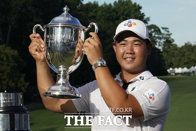 '무서운 신예' 김주형이 8일 2022 PGA투어 윈덤챔피언십에서 역대 최연소 두 번째이자 2000대생으로는 처음 우승하는 새역사를 기록한 뒤 우승트로피를 들고 있다./그린즈버러(미 노스캐롤라이나주)=AP.뉴시스