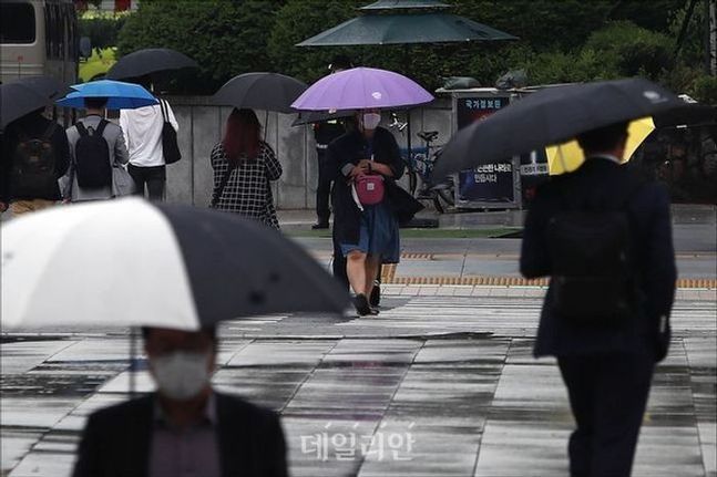 시민들이 우산을 쓰고 지나가고 있다 .ⓒ데일리안