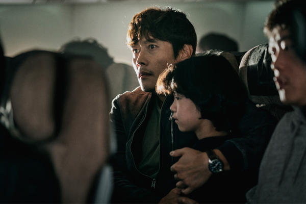 The beginning was enough to expect an action thriller surrounding the aircraft terror of the movie Dihad.The terrorbum gin-seok (Siwan), who asks for Planes with a good face, was so creepier, and the process of him riding the Planes and unrelentingly terroring the terraces has raised tension.But the cool action thriller that fought the terror criminals disappeared a little after the early setup, and it quickly became clear that this was not such a movie.And it was the starting point for the era of the movie Emergency Declaration.Lee Byung-hun and Jeon Do-yeon appeared in Kang-Ho Song, including actors such as Kim Nam-gil, Siwan and Kim So-jin. In addition, Han Jae-rim is the director.The director who got a good response with <The King> and the fact that this much of the actor and the production team gathered together will inevitably increase the expectation of the audience.In particular, the audiences expectation of the movie set in the summer Blockbuster LLC season was more demanding of cooler Qatarsis.However, <Emergency Declaration> is a disaster movie, not a terror movie, although the director also talked through media interview.Is a tragic scene that anyone in Korea can not help but think of.In the face of the terror Siwan, there will be some who recall the Deagu subway disaster, and even in the chaos of the disaster, there will be some who recall the hidden heroes of the MV Sewol disaster from the secretary, Kim So-jin, who is dedicated to saving even one passenger rather than himself.Of course, the situation in Planes created by the virus in the terror comes to mind the recent situation in which breathing together with Corona 19 was feared, and the text messages and calls with the family at the last minute come to mind without any heartbreaking scenes in the Deagu subway disaster and the MV Sewol disaster.In other words, Planes is terrored, but this film does not contain a story of fighting terror.Rather, it shows how some people cope in the situation of the disaster created by the error, makes them see the selfish reality that happens about someones life, and yet tells where the power to overcome the disaster is made.Of course, the situations in the movie can not be regarded as 100% real.This is kind of hypothetical, assuming such a situation, and its more like a movie asking what Choices youre going to do.It is a reflective approach that throws a virtual situation that is mentioned in a book like What is justice and asks whether such Choices are just about the answer.So Baro is a film that can be interesting enough to have such a disaster movie point, but it is a film that can be very disappointing when you have a vague expectation of Blockbuster LLC fighting the terrobum in the first place.The process of reflecting on the reality that Korean society has become called the disaster republic and discovering that each person who has fought to the end in the digester is a normal but great person who has done his duty in his position is enough to give a sense of impression.However, if you are expecting Blockbuster LLCs Qatarsis, you will have to be frustrated by the process of being trapped in Planes for more than two hours while watching this movie, which does not have a cool action.It is highly likely that the story of excessive Shinpa setting in the harsh criticism of the movie is due to the overlapping feelings of mourning for the actual tragedies rather than the real Shinpa.Memory about endless history that led to the recent MV Sewol disaster and the collapse of Gwangju apartment after the collapse of Sampoong Department Store, Seongsu Bridge, Deagu subway disaster, etc., remained an unforgettable trauma to us.So we used to be portrayed as a film with a critical consciousness of the absence of a control tower in the situation of Monster (Monster directed by Bong Joon-ho) and zombies (director Yeon Sang-hos ).Of course, Baro was also a critical consciousness that many different stories such as <Cold>, <Yeongasi>, <Haeundae>, <Tower>, <Pandora>So, as an extension of this genealogy, the  makes it more clear what this work was about to draw and what the story was about to be.But these points in the Emergency Declaration are never movies that make the audience feel good.This is not because it is a Qatarsis, but because it is a film that makes self-reflection or reflection.The reason why this film, which is known to have invested 30 billion won in total production cost, failed to be an emergency and took an emergency (Baro) is largely due to the real intention of the work that is not expected to be.Of course, it is a pity that the excessiveness of trying to draw too many realistic tragedies into the movie through this disaster situation is also a point of regret.