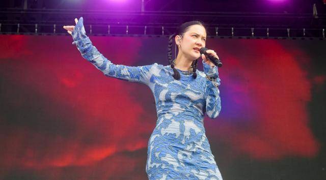 미국 인디 밴드 재패니즈 브렉퍼스트를 이끄는 싱어송라이터 겸 작가 미셸 자우너가 6일 인천 송도달빛축제공원에서 열린 펜타포트록페스티벌에서 공연하고 있다. 밴드 이름은 어감이 좋아서 별 의미 없이 지은 것이라고 한다. 펜타포트록페스티벌 제공