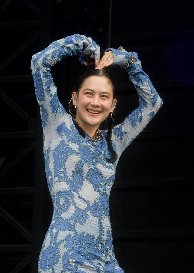 미국 인디 밴드 재패니즈 브렉퍼스트를 이끄는 싱어송라이터 겸 작가 미셸 자우너가 6일 인천 송도달빛축제공원에서 열린 펜타포트록페스티벌에서 두 팔로 하트 모양을 만들어 보이고 있다. 펜타포트록페스티벌 제공