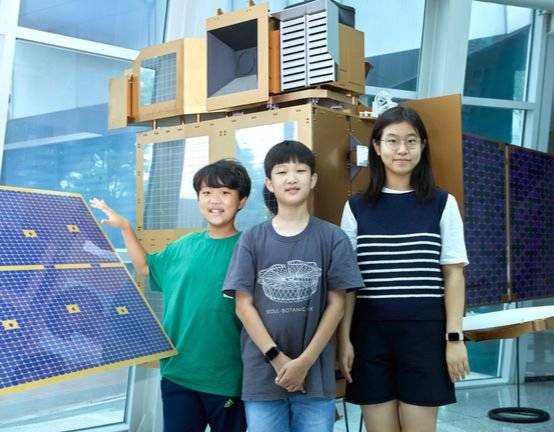 소중 학생기자단이 국가기상위성센터를 방문해 기상위성에 대해 알아보는 시간을 가졌다. 로비에는 천리안위성 1호와 2A호의 미니 모형도 볼 수 있다.