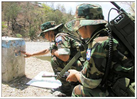 상록수부대원들이 험준한 산악과 계곡을 따라 설치된 동티모르와 인도네시아 사이 경계 표식주 150여 개를 일일이 도보로 순찰하며, 국경선을 확인하고 있다. GPS를 동원한 이 같은 국경선 확인 작업을 통해 향후 분쟁 발생 소지를 사전에 제거함으로써, 동티모르인들로부터 “한국군이 동티모르를 더 사랑하는 것 같다”는 찬사를 들었다. 상록수부대 7진 제공