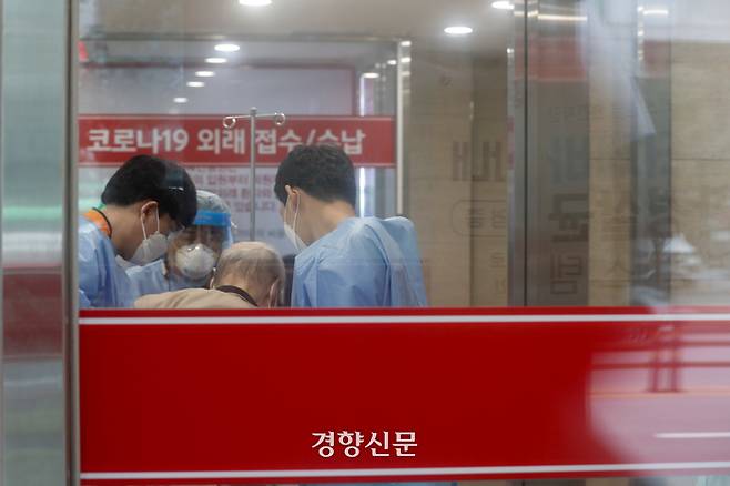 지난 2일 서울 광진구 코로나19 거점전담병원인 혜민병원에서 의료진이 분주히 움직이고 있다. 사진은 기사 본문과 관련 없음. 문재원 기자