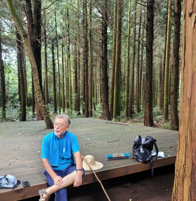 문재인 전 대통령이 6일 머체왓숲길에 마련된 벤치에서 앉아있다. 문재인 전 대통령 인스타그램 캡처.