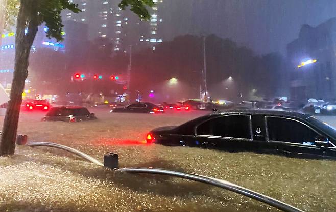 서울에 집중호우가 내린 8일 밤 서울 대치역 인근 도로가 침수. 차량이 물에 잠겨 있다. 연합뉴스