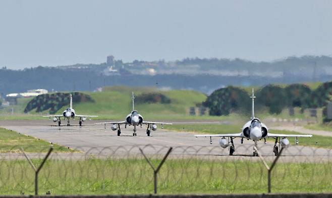 대만 공군의 프랑스제 미라주 2000 전투기들이 지난 5일 신주 공군 기지의 격납고 앞 활주로에서 이동하고 있다. 신주=AFP연합뉴스