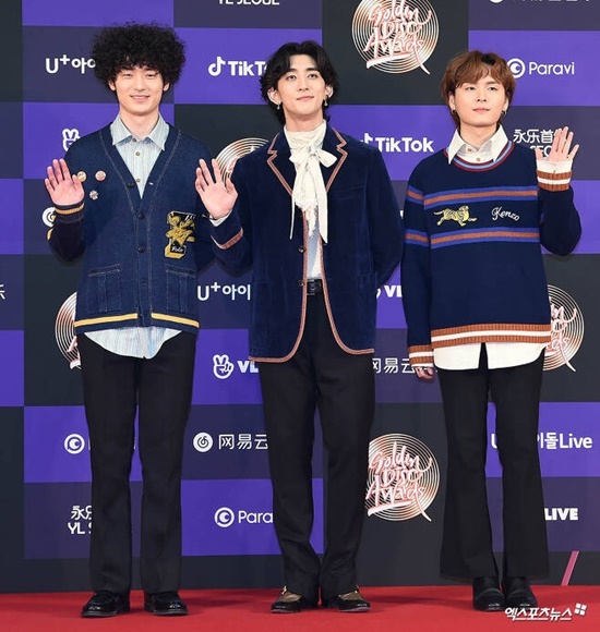 The image of the successive old-fashioned band Zanabi is plummeting.Zanabi (The Lesson, Kim Do-hyung, and Jang Kyung-jun), who took the stage of the 2022 e-mart rock festival on the 6th, was at the center of the controversy.They were caught up in the rumors with stage manners and indiscreet words and phrases without consideration for other artists, and they further raised the controversy with an explanation without apology.At that time, Zanabi was on stage as a sub-Motörhead liner and said, Is not it a matter of one person?In the meantime, it was encouraged to go home now to the audience gathered at the scene, and it was also reported that there were audiences who actually made the scene with the remarks.In addition, Zanabi was damaged by the situation of reducing the stage of the next performance team to the encore stage that did not consider the time table.In response to this criticism, Zanabi posted a notice on the official Instagram, saying, I could not win the excitement and made it uncomfortable for other bands and fans with light words. Intention was never meant to be and I will be careful not to run the client.The article was just an urgent explanation to extinguish the controversy, and I could not find any apology for the publics public remarks or attitudes.Zanabi has been in a hurry to avoid the situation whenever he has been caught up in a number of rumors.When a report that former member Yoon-gyeol had violenced a woman at a drinking party last year, he suddenly reported that he was no longer a member of Zanabi.Prior to this, when former member Yooyoung Hyun was suspected of school violence, he immediately confirmed the facts and announced the voluntary withdrawal of Yooyoung Hyun.As the issue is a matter, the quick response has resulted in positive results, but it is still tagging Zanabi three years later.Zanabi, who is loved by the public for comfort and healing. In contrast, he is maximizing his disappointment with constant rumors, controversy, and unsavory apology.Photo: Zanabi Instagram , agency, DB