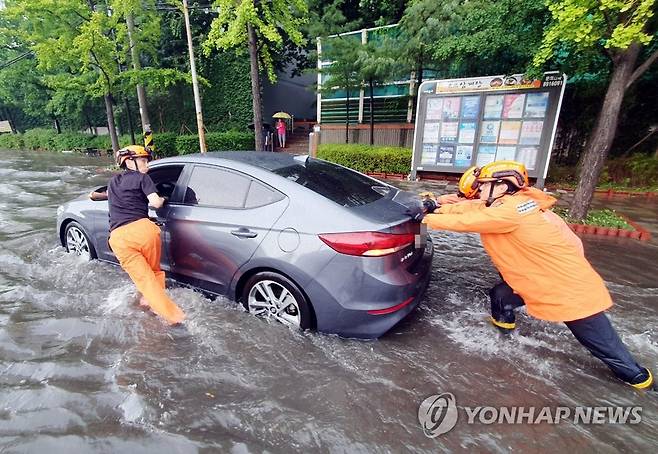 중부지방에 쏟아진 폭우로 곳곳서 '침수·고립' 피해 잇따라