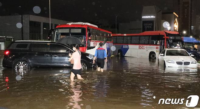8일 서울 서초구 진흥아파트 인근 도로가 침수돼 차량이 물에 잠겨 있다. 2022.8.8/뉴스1 ⓒ News1 송원영 기자