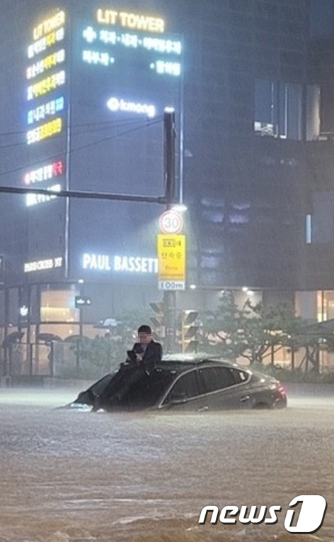8일 밤 서울의 한 도로가 물에 잠기자 시민이 차체 위로 올라와 있다. (SLR클럽 캡쳐) 2022.8.8/뉴스1 ⓒ News1 이성철 기자
