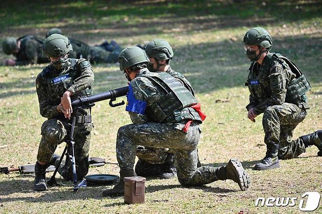 12일 (현지시간) 대만 타오위안의 군사 기지에서 예비군들이 훈련을 하고 있다.  2022.03.12/뉴스1ⓒ AFP=뉴스1 ⓒ News1 우동명 기자