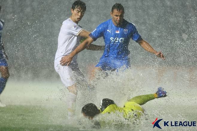 폭우 속에 열린 올해 ACL 경기의 모습 (한국프로축구연맹 제공) ⓒ 뉴스1