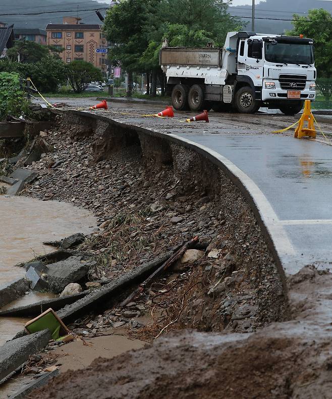 중부지방에 기록적인 폭우가 이어진 9일 오후 경기 광주시 퇴촌면 우산천변 도로 일부가 무너져 내려 있다. /뉴스1