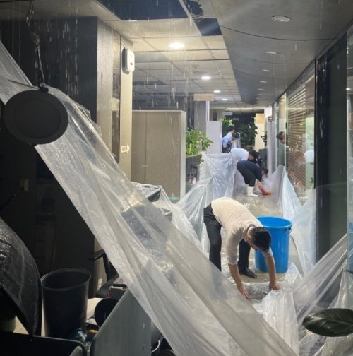 8일 한국투자증권 서울 여의도 본사 5층에서 빗물이 누수돼 관계자들이 수습하고 있다. 사진=온라인 커뮤니티 갈무리
