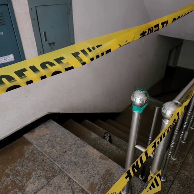지난 8일 밤 일가족이 수마를 피하지 못해 숨진 서울 관악구 신림동 한 빌라 지하로 들어가는 계단에 9일 오전 9시께 ‘폴리스라인’이 쳐져있다. 고병찬 기자.