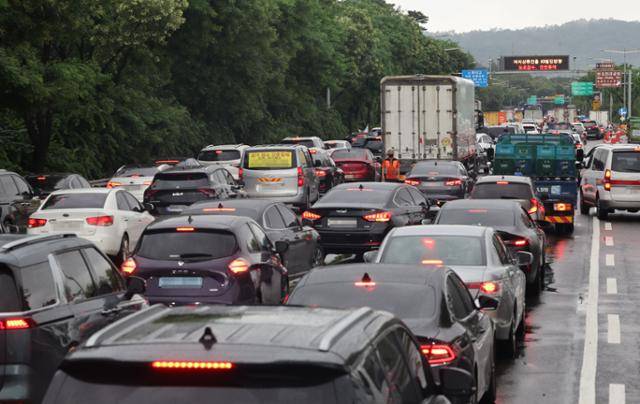 밤사이 폭우가 내린 9일 오전 서울 반포대교 인근 올림픽대로가 극심한 정체를 빚고 있다. 연합뉴스
