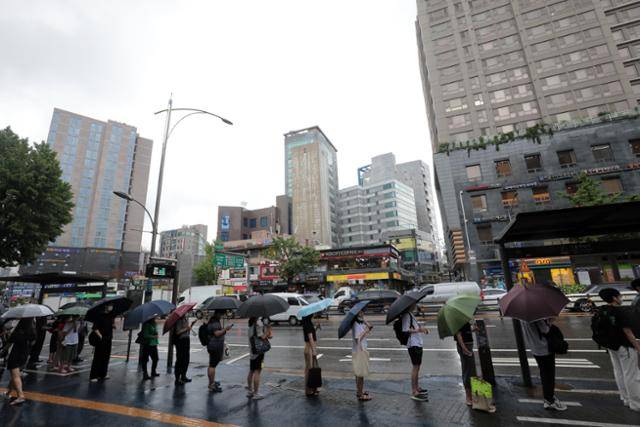 9일 서울 관악구 서울대입구역 인근 버스 정류장에서 시민들이 버스를 타기 위해 대기하고 있다. 전날 내린 폭우로 선로 일부가 물에 잠기며 지하철 일부 노선 운영이 중단돼 서울 시내 곳곳에서는 지하철 대신 버스를 타기 위해 인파가 몰렸다. 뉴스1