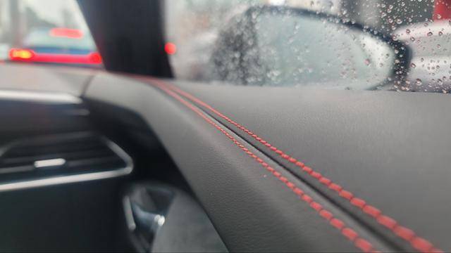 붉은색으로 강조한 RS 이트론 GT 내부 스티치. 김형준 기자