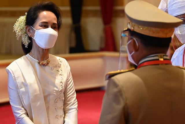 지난해 1월 미얀마 대통령궁에서 열린 한 행사장에서 아웅산 수치(왼쪽) 국가고문이 민 아웅 흘라잉 최고사령관과 인사를 나누고 있다. 흘라잉 사령관은 다음달 쿠데타를 일으켜 수치 고문을 구금했다. 미얀마 나우 캡처