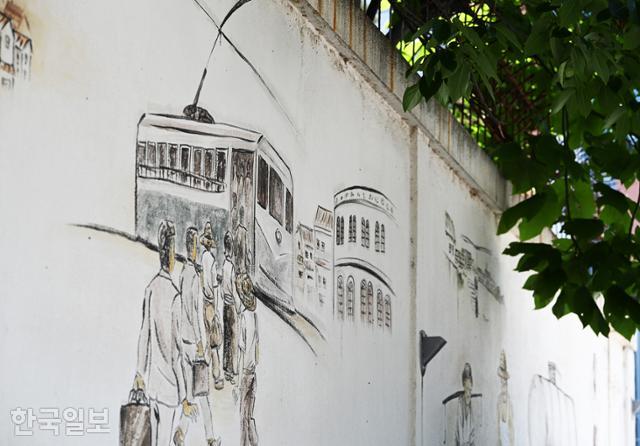 동아대 부민캠퍼스에 임시수도기념관으로 이어지는 골목에 부산의 옛 모습을 담은 벽화가 그려져 있다.