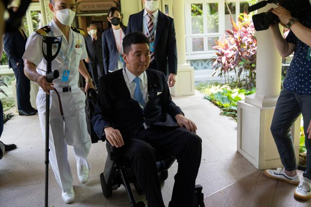 기시 노부오 방위장관이 지난 6월 11일 싱가포르 샹그릴라 호텔에서 열린 아시아안보회의(샹그릴라대화)에서 한미일 국방장관 회의를 마치고 휠체어에 탄 채 이동하고 있다. 싱가포르=EPA 연합뉴스