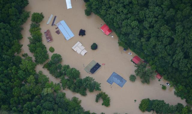 지난달 26일 기록적인 폭우로 38명이 숨진 미국 켄터키주 브리시트 카운티의 주택들이 물에 잠겨 있다. 브리시트=AFP 연합뉴스