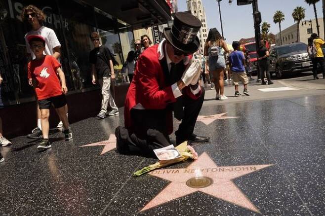 미국 로스앤젤레스 헐리우드 명예의 거리에서 올리비아 뉴턴 존을 추모하는 팬. AP·연합뉴스 