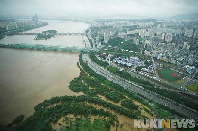 수도권을 비롯한 중부지방에 기록적인 폭우가 내려 한강 수위가 상승한 9일 서울 여의도 63스퀘어 전망대에서 바라본 통제된 올림픽대로 모습.   사진=임형택 기자