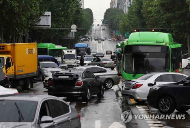 대치역 인근에 방치된 차량들 [사진출처=연합뉴스]