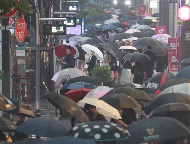 폭우 대비 대중교통 이용하는 시민들 - 폭우가 계속된 9일 서울 신논현역 일대가 퇴근 버스를 타려는 시민들로 북적이고 있다. 2022.8.9 뉴스1