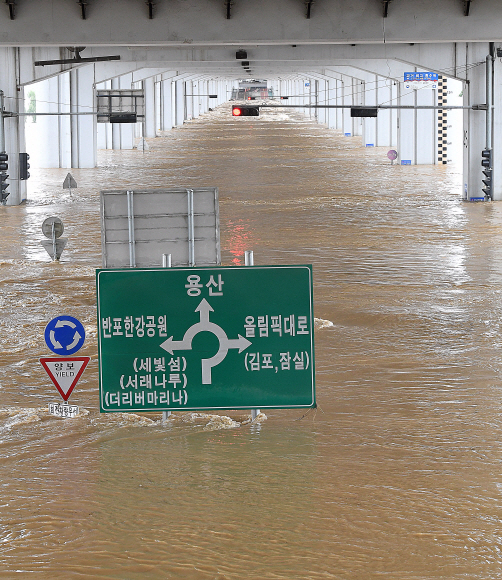 - 9일 서울 잠수교가 계속되고 있는 폭우로 인해 물에 잠겨 있다. 2022.8.9 오장환 기자