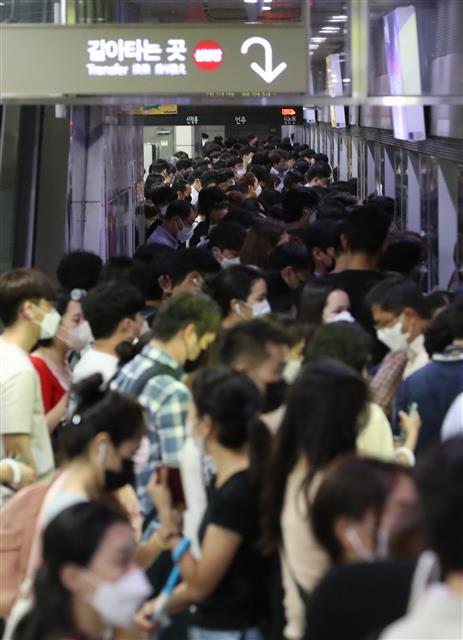 폭우 피해 지하철로 - 폭우가 계속된 9일 서울 신논현역이 지하철을 타려는 시민들로 북적이고 있다. 2022.8.9 뉴스1
