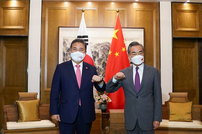 박진 외교부 장관(왼쪽)과 왕이 중국 국무위원 겸 외교부장(사진=외교부)