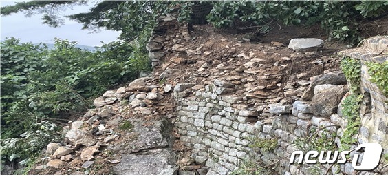중부지방에 내린 기록적인 폭우로 남한산성 송암정터 성곽이 붕괴됐다. (문화재청 제공) ⓒ 뉴스1