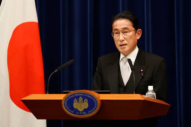 기시다 후미오 일본 총리가 10일 도쿄 총리관저에서 기자회견을 하고 있다./연합뉴스
