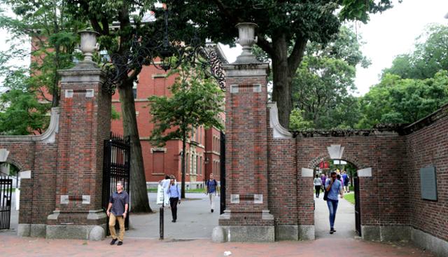 2019년 8월 13일 미국 매사추세츠주(州) 케임브리지에 위치한 하버드대학교 캠퍼스 입구의 모습. 사진은 기사 내용과 관련 없습니다. 케임브리지=AP