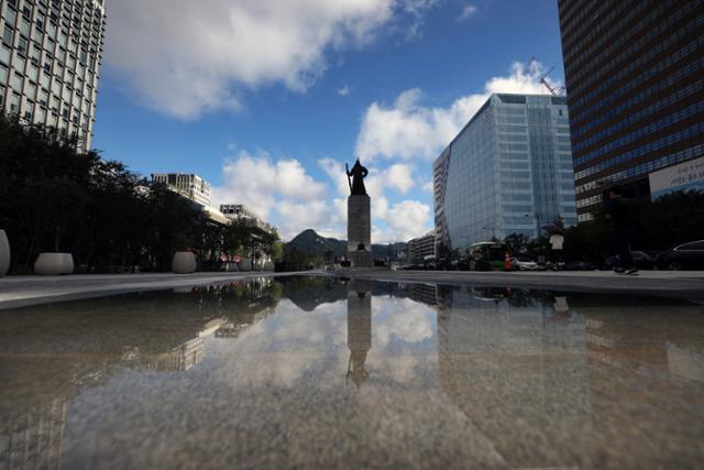수도권 지역의 비가 소강 상태를 보인 10일 오전 서울 광화문광장 바닥 웅덩이에 파란 하늘이 비치고 있다. 뉴스1