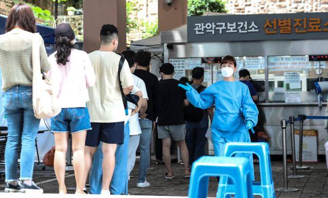 코로나19 신규 확진자 수가 15만1,792명을 기록한 10일 오전 서울시 관악구보건소 선별진료소에서 시민들이 검사를 받기 위해 줄 서 있다. 뉴시스