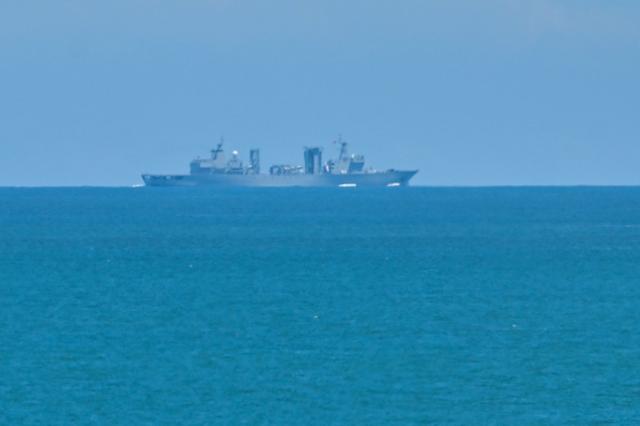 중국의 대만 포위 훈련이 실시된 5일 중국 군함이 대만에 가장 가까운 푸젠성 핑탄섬 앞바다를 항해하고 있다. AFP 연합뉴스