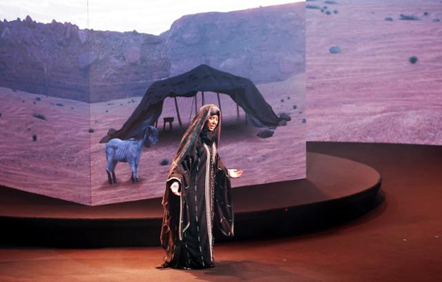 이슬람력 1444년의 새해 첫날인 지난달 30일 사우디아라비아 동부도시 다란의 박물관에서 한 배우가 선지자 무함마드의 히즈라를 재연하는 공연을 펼치고 있다. AP 연합뉴스