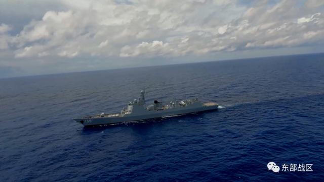 8일 중국 인민해방군 동부전구 사령부 소속 해군 구축함이 대만 주변 해역에서 군사훈련에 참가하고 있다. 중국군 동부전구 사령부 제공