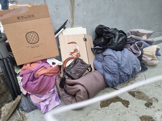 일가족이 참변을 당한 서울 관악구 신림동 빌라 맞은편 수해 현장. 주민들이 밤새 물에 젖은 침구들과 가구를 밖에 꺼내놓았다. 이수민 기자