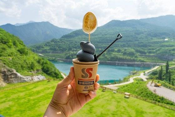 지난 5일 찾은 동해 무릉별유천지. 옛 쇄석장 4층 전망카페서 판매하는 '시멘트 아이스크림'이 이곳의 명물로 통한다.