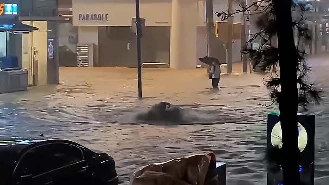 8일 서울 강남역 인근에서 하수도가 역류해 도로가 물에 잠긴 모습