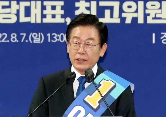 Lee Jae-myung, candidate for the leader of the Democratic Party of Korea presents his political views at a joint rally for the party’s leader and Supreme Council member candidates in Incheon at the Namdong Gymnasium on August 7. National Assembly press photographers
