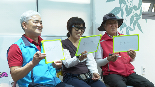 감천문화마을 어르신들이 신조어 퀴즈를 풀고있다. 왼쪽부터 김경열(63), 성경자(65), 김문생(78) 어르신. 이우정PD