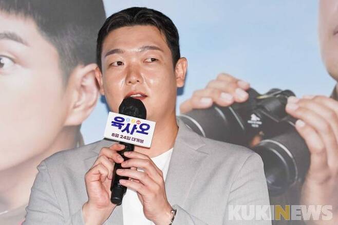 배우 김민호가 10일 오후 서울 용산구 CGV용산아이파크몰에서 열린 영화 '육사오' 언론시사회에서 취재진 질문에 답하고 있다.