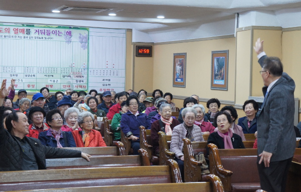 지역 어르신을 초청해 삼계탕 잔치를 열고 복음을 전하는 김광욱 목사.